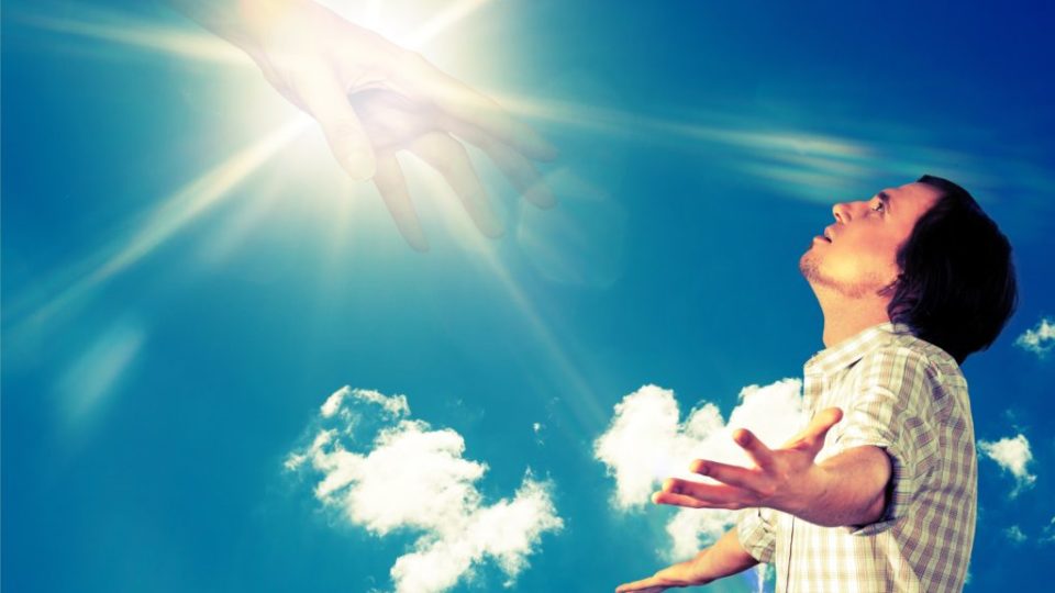 shutterstock_311625335homem de perfil olhando para o céu e mão de Deus